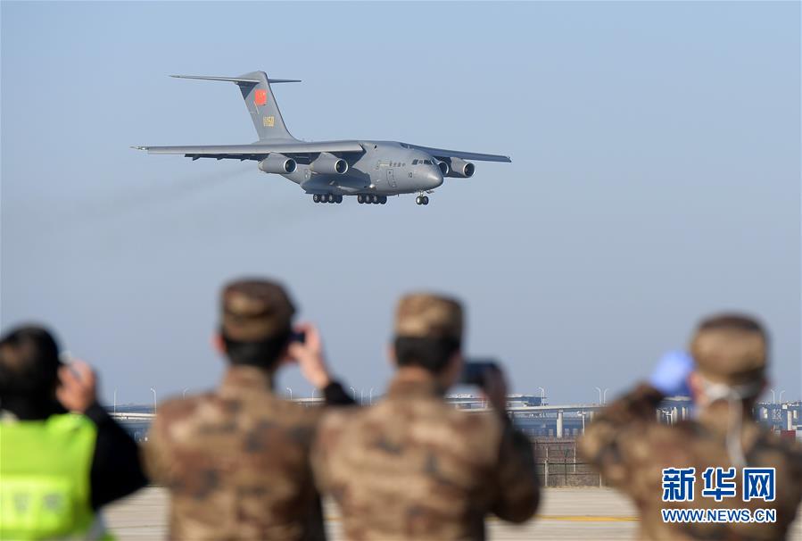 （聚焦疫情防控·圖文互動）（2）空軍第四次向武漢大規模空運醫療隊員和物資