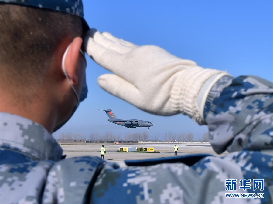 （聚焦疫情防控·圖文互動）（3）空軍第四次向武漢大規模空運醫療隊員和物資