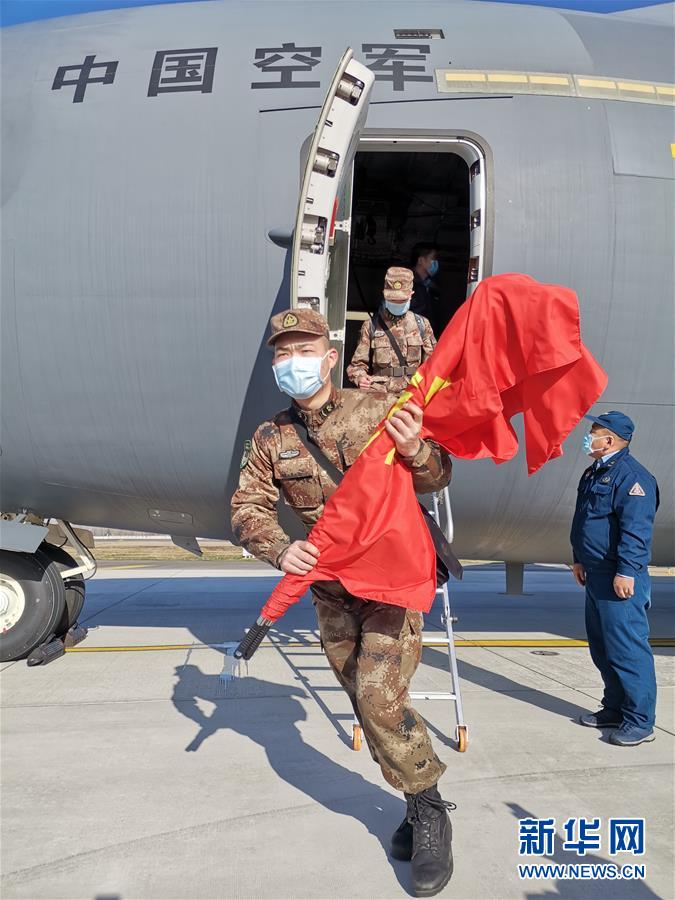 （聚焦疫情防控·圖文互動）（5）空軍第四次向武漢大規模空運醫療隊員和物資
