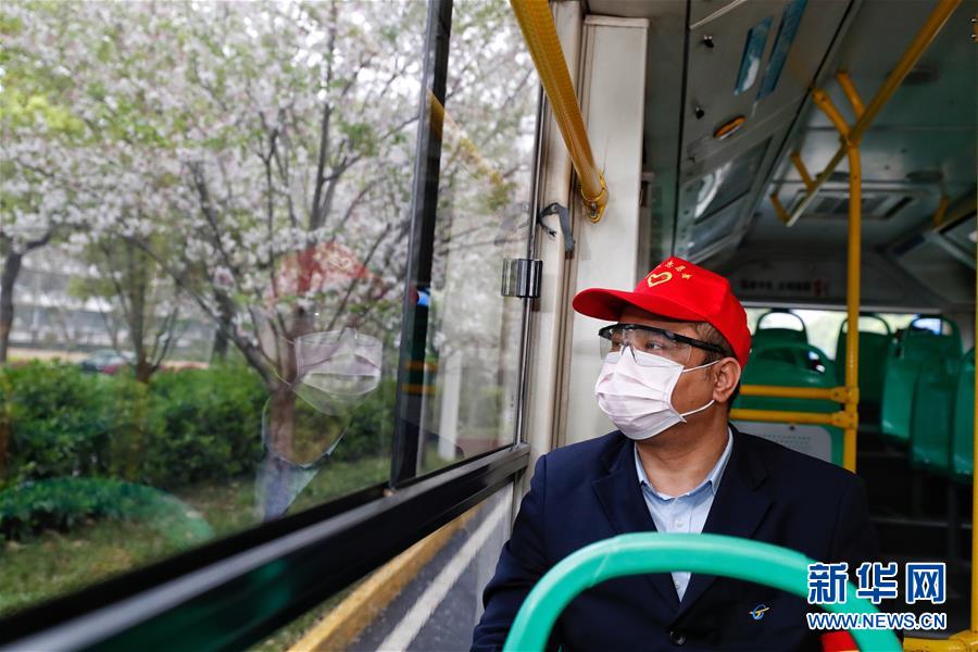 （聚焦疫情防控）（1）武汉市部分公交车恢复开行