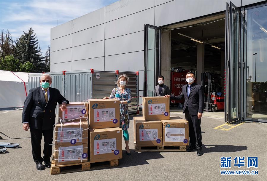 （国际疫情）（3）中国驻德使馆将防疫物资送交拉贝后代