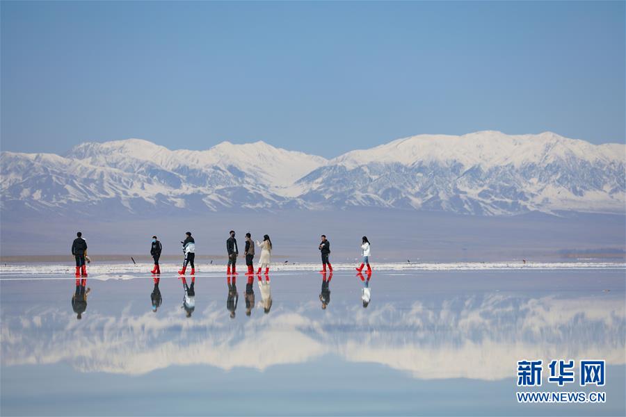 （环境）（1）“天空之镜”青海茶卡盐湖景区开园迎客