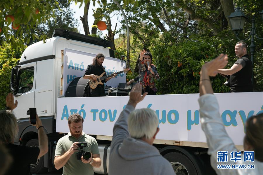 （国际疫情·图文互动）（4）雅典“卡车音乐会”致敬白衣天使