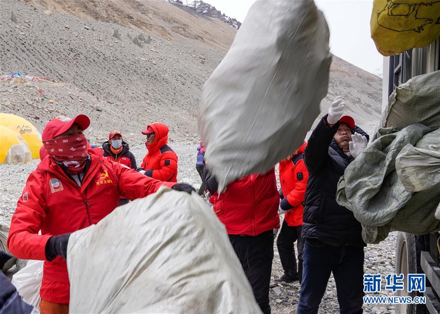 （體育·圖文互動）（2）西藏舉行2020年春季登山垃圾清理回收活動 山峰環保機制逐步健全