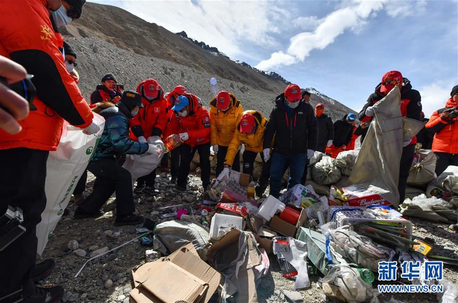 （體育·圖文互動）（3）西藏舉行2020年春季登山垃圾清理回收活動 山峰環保機制逐步健全