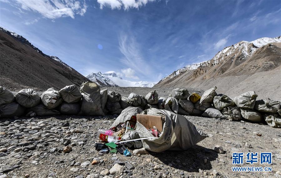 （体育·图文互动）（5）西藏举行2020年春季登山垃圾清理回收活动 山峰环保机制逐步健全
