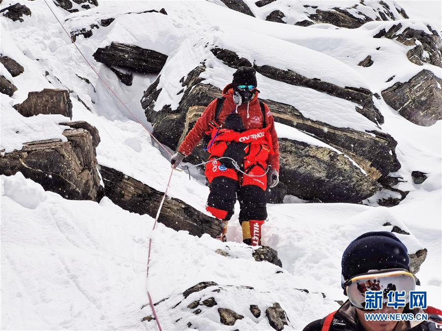 （2020珠峰高程测量）（4）珠峰高程测量登山队撤回前进营地 登顶日期将再调整