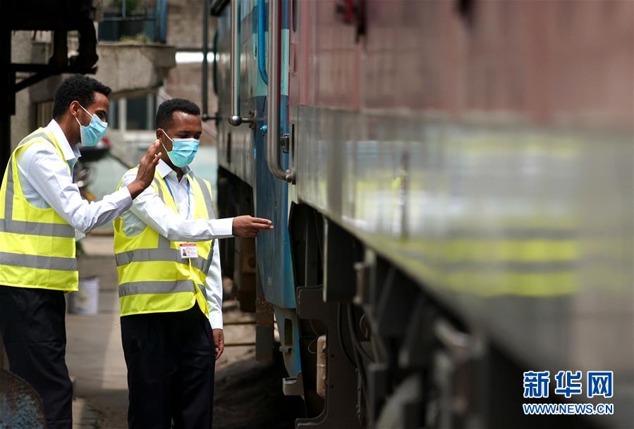 （图片故事）（4）非洲小伙在中国学开火车