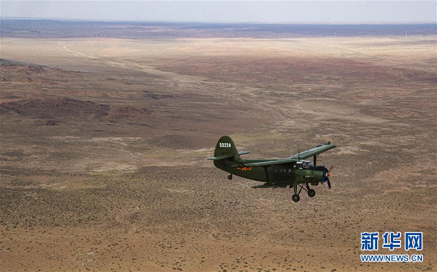 西部战区空军运输搜救航空兵某团在阿拉善地区飞播造林