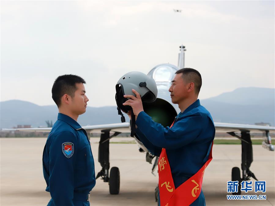 （图文互动）（2）5290小时！中国空军歼击机飞行纪录保持者光荣停飞
