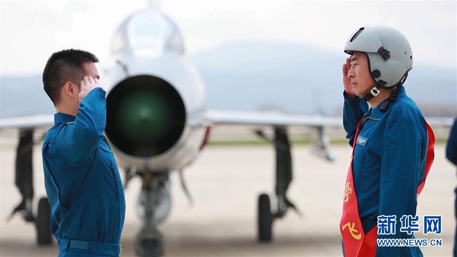 （图文互动）（8）5290小时！中国空军歼击机飞行纪录保持者光荣停飞