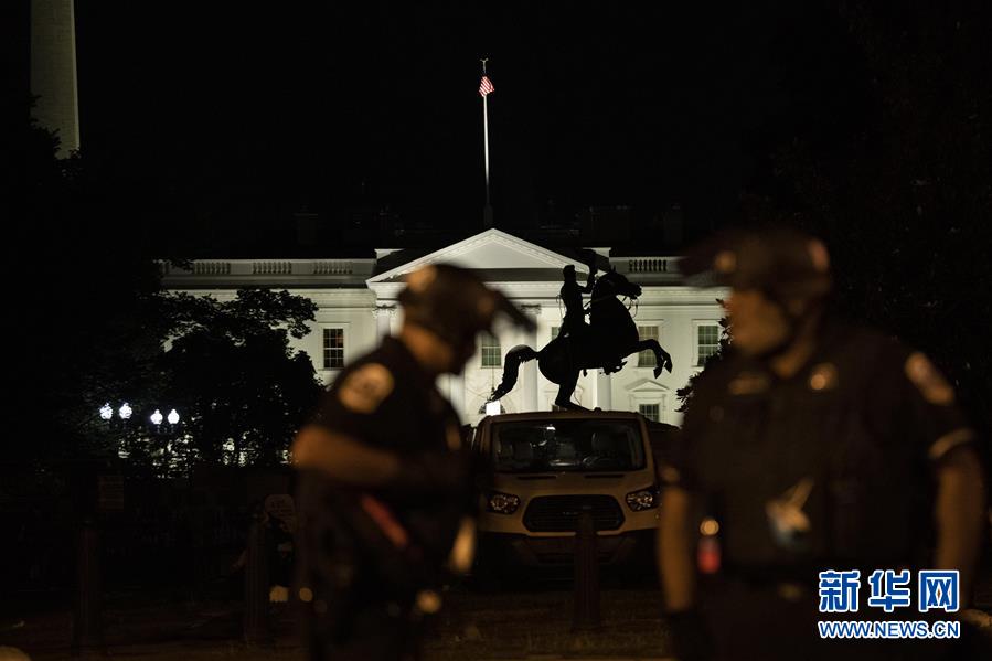 （国际）（2）美国白宫外警察和示威者发生冲突和对峙