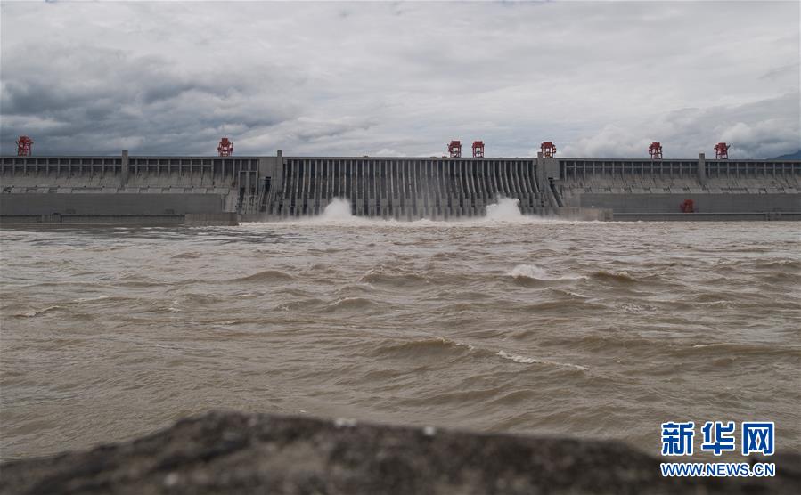 （环境）（3）三峡工程今年首次泄洪 近期或迎新一轮洪水