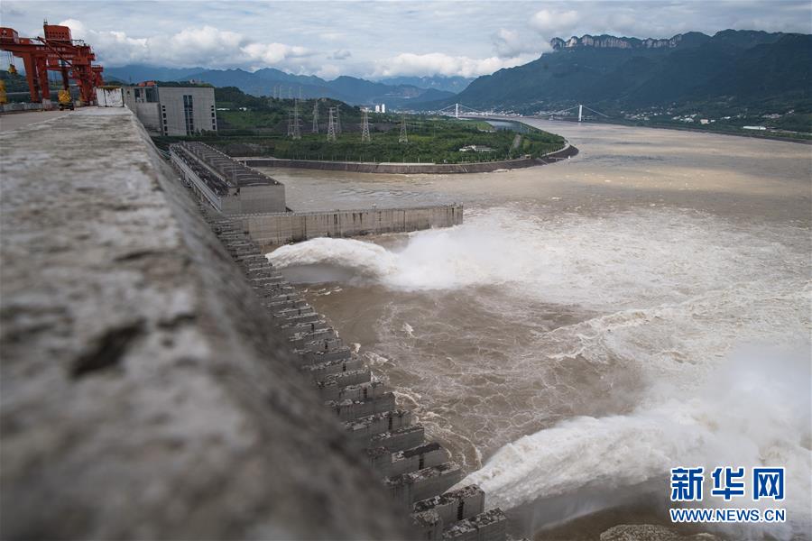 （环境）（11）三峡工程今年首次泄洪 近期或迎新一轮洪水