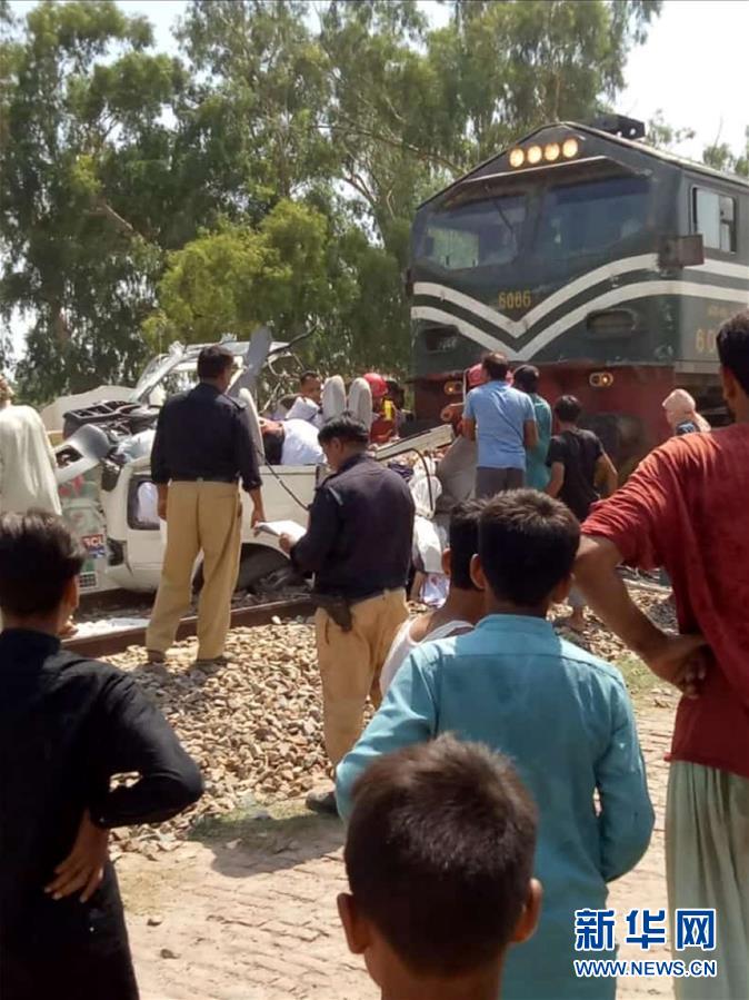 （国际）（6）巴基斯坦客运列车和巴士相撞事故致19人死亡