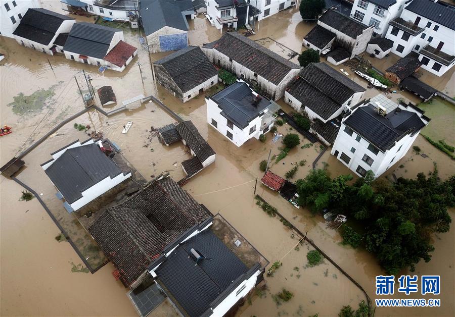 #（环境）（2）安徽黄山：暴雨引发洪涝灾害 被困群众及时转移
