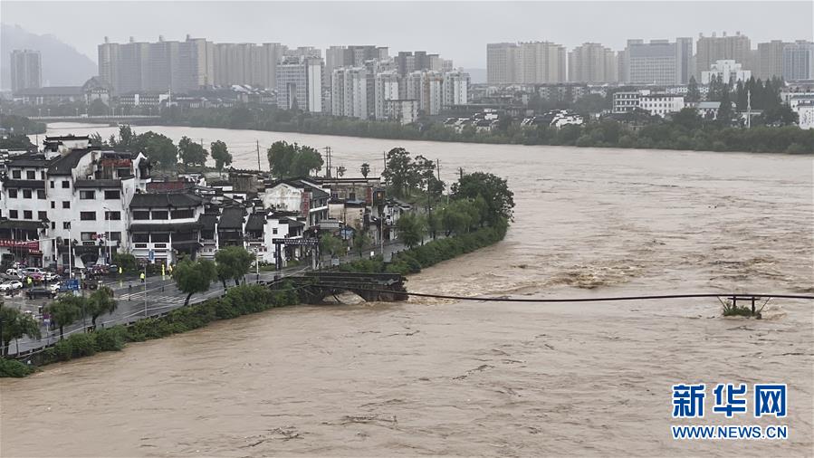 （社会）（2）安徽黄山屯溪老大桥被洪水冲毁