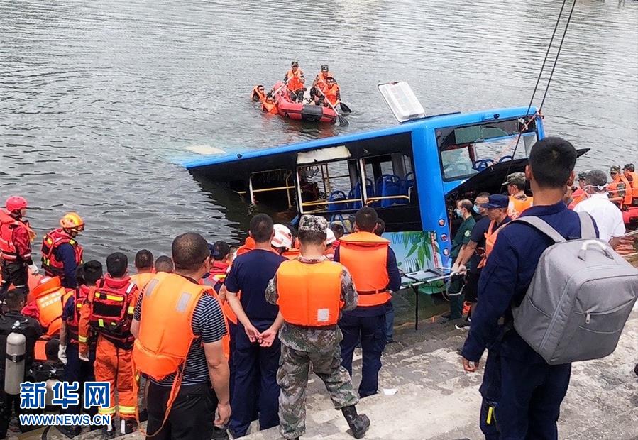 （社会）贵州安顺公交车坠入虹山湖水库致21人死亡15人受伤