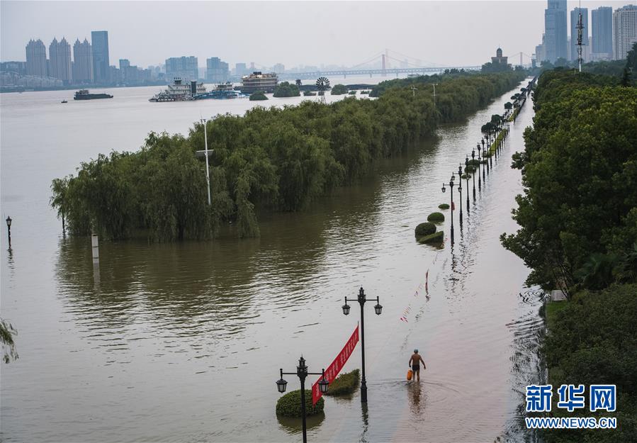 （防汛抗洪）（4）長江中下遊洪水洪峰順利通過漢口江段
