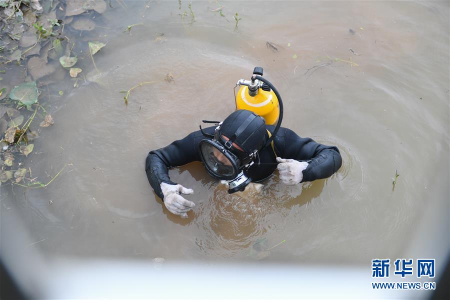 （防汛抗洪·图文互动）（1）洞庭“蛙人”：在水下10米打响家园保卫战