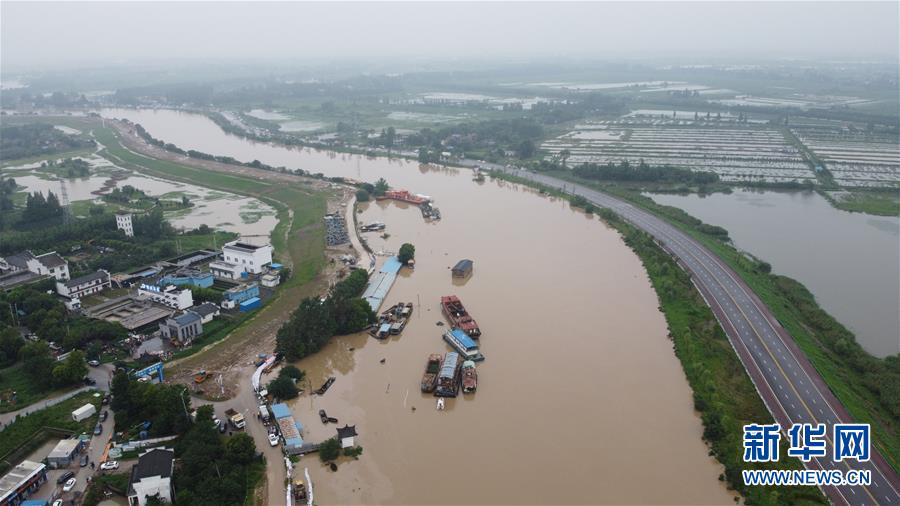 （防汛抗洪·图文互动）（2）洪水来袭，铜锣声在千年古镇的雨夜响起