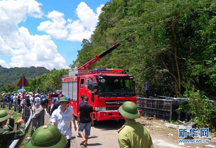 （国际）（2）越南中部一旅游大巴翻车致13死