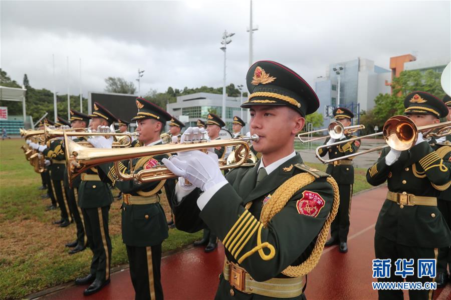 （图文互动）（3）解放军驻港部队举行“八一”升国旗仪式