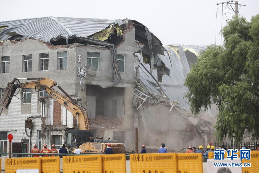 （突发事件）哈尔滨一仓库坍塌 至少7人被困