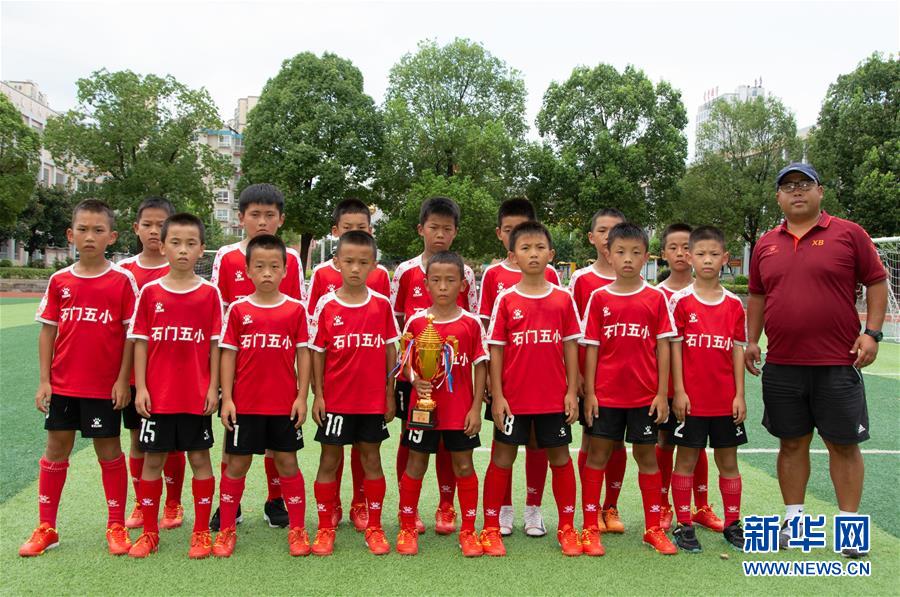 （体育·图文互动）（1）磨砺与梦想——一所贫困山区小学的足球奇迹