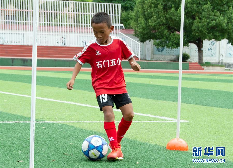 （體育·圖文互動）（2）磨礪與夢想——一所貧困山區小學的足球奇跡