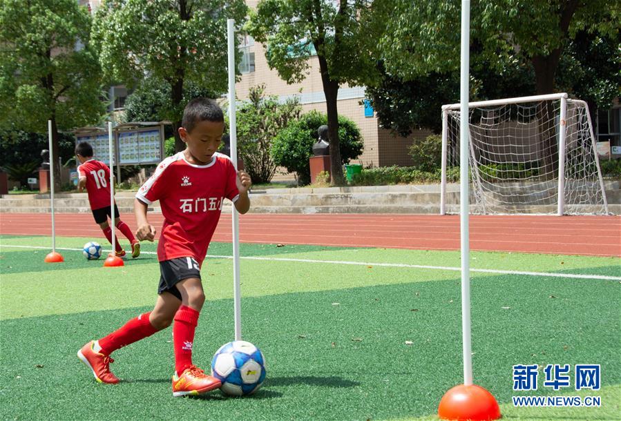 （体育·图文互动）（4）磨砺与梦想——一所贫困山区小学的足球奇迹