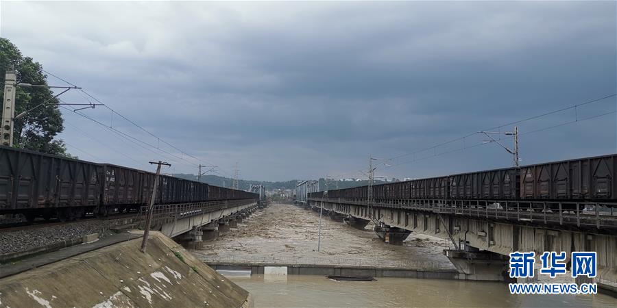 （防汛抗洪·圖文互動）（1）洪水襲擊寶成鐵路涪江大橋 超8100噸“重車壓梁”護橋