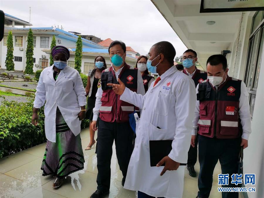（国际疫情·图文互动）（1）中国专家组与几内亚医护人员交流抗疫经验