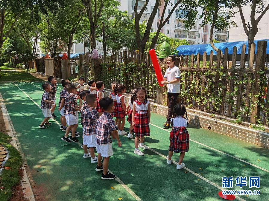 （图文互动）（3）“他们”陪伴孩子成长——厦门海沧幼儿园里的男幼师团队