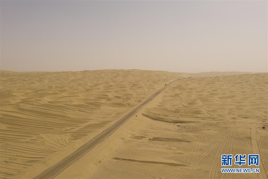 （图文互动）（1）穿越塔克拉玛干沙漠第三条沙漠公路沙基全线贯通
