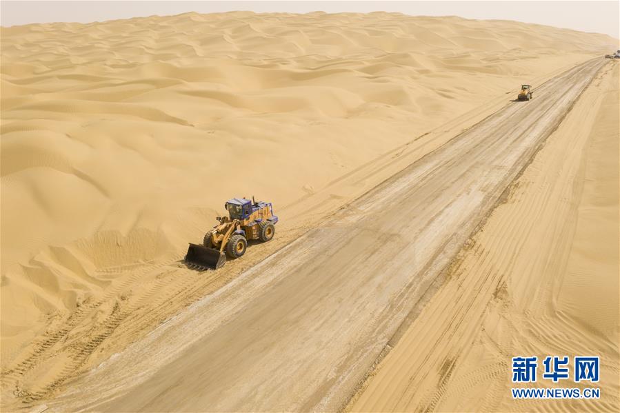 （图文互动）（3）穿越塔克拉玛干沙漠第三条沙漠公路沙基全线贯通