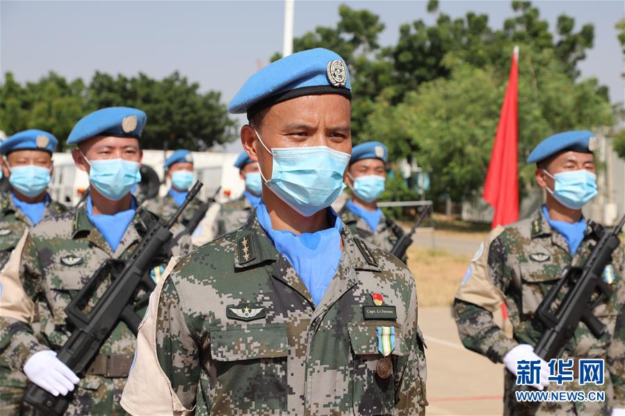 （国际）（2）中国赴苏丹达尔富尔维和直升机分队全体官兵荣获联合国“和平荣誉勋章”
