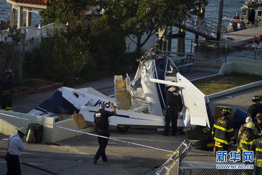（国际）（1）美国纽约市一架水上飞机失事致1死2伤