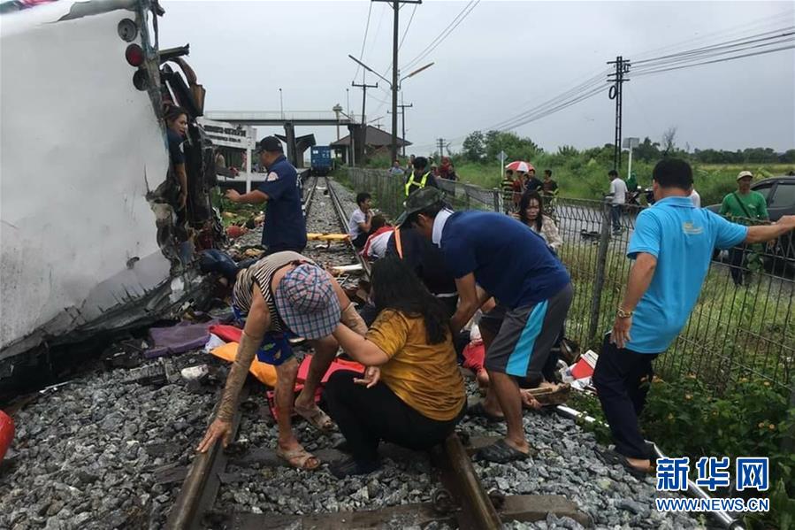 （国际）（1）泰国中部发生火车与巴士相撞事故