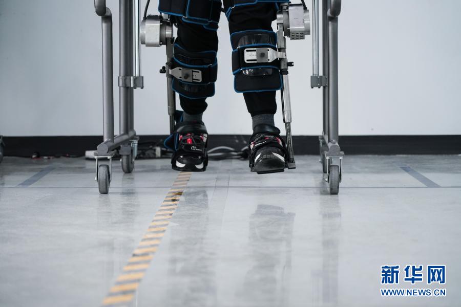 外骨骼康复训练机器人助力下肢运动功能障碍患者康复训练