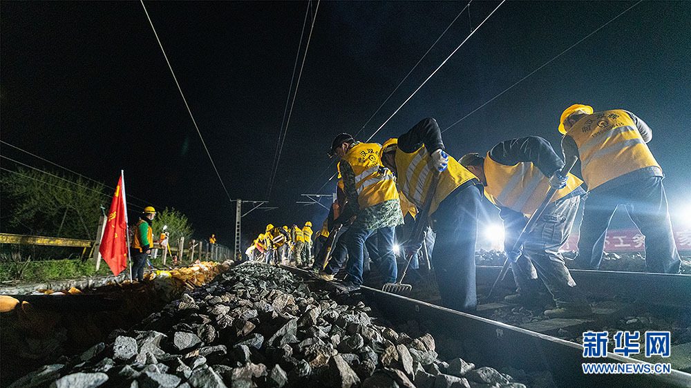 图为焦柳铁路路基换填施工现场 新华网发