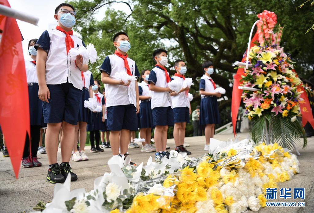 清明节前夕,广州市各界干部群众来到广州起义烈士陵园参加祭扫活动