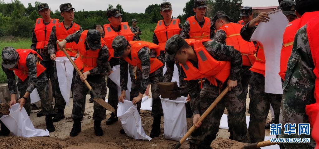 解放军和武警部队闻汛在河南多地展开抢险救灾