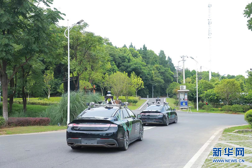 图为在国家智能网联汽车(武汉)测试示范区,参与测试的智能网联车辆.