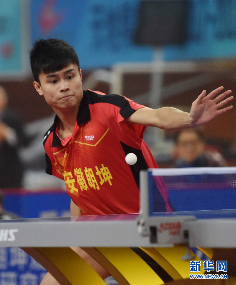 2017年中国乒超联赛男子团体赛第三轮次安徽朗坤队周启豪在比赛中接球