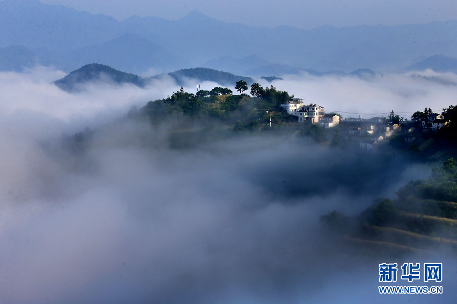 暑雨初收体为轻 远山云雾似仙境