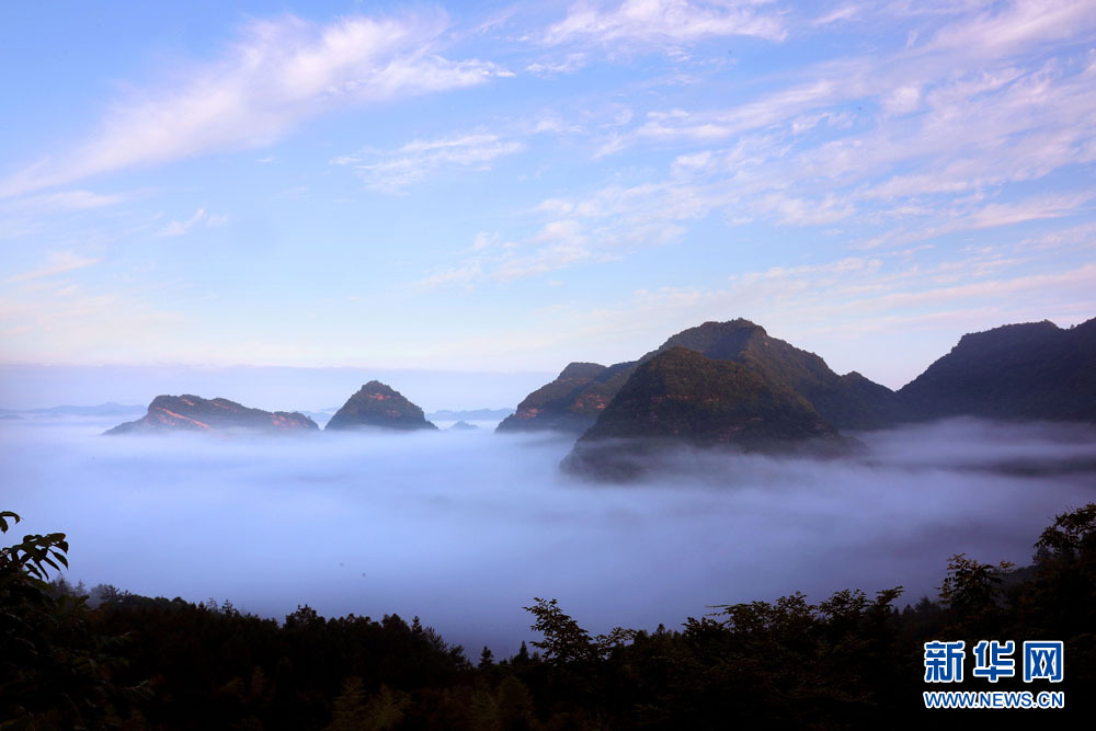 雨后初霁齐云山 云海翻腾朝霞灿