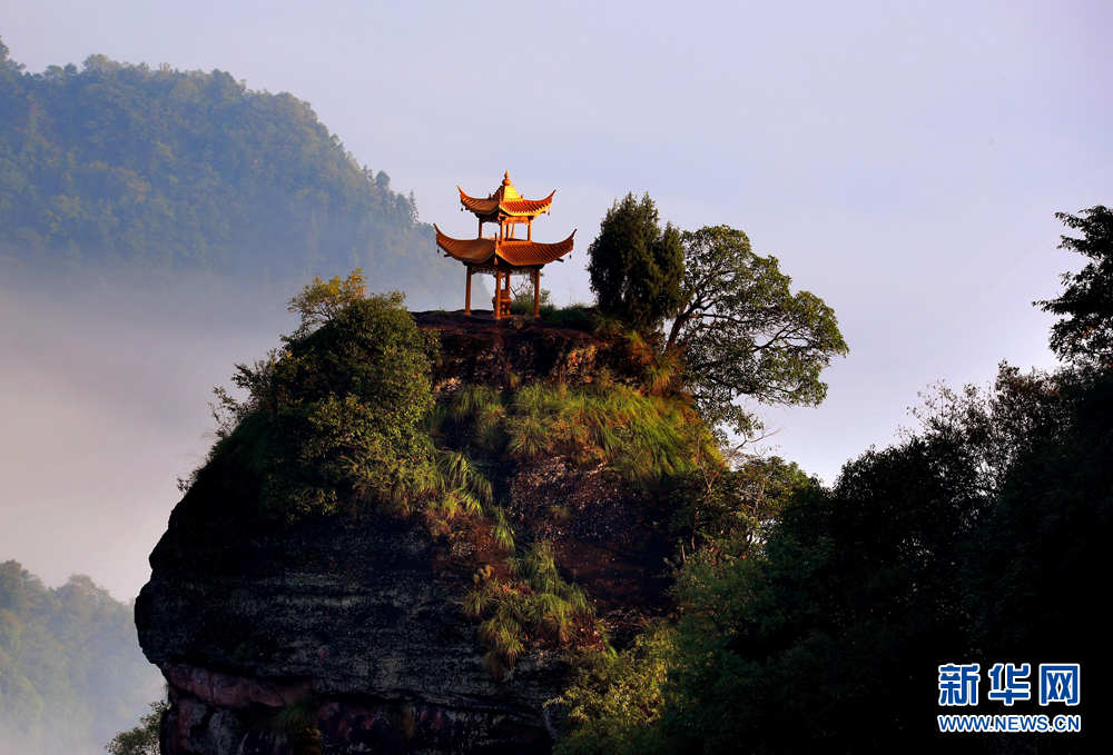 8月20日,雨后齐云山风景区出现今年入秋以来首场云海.