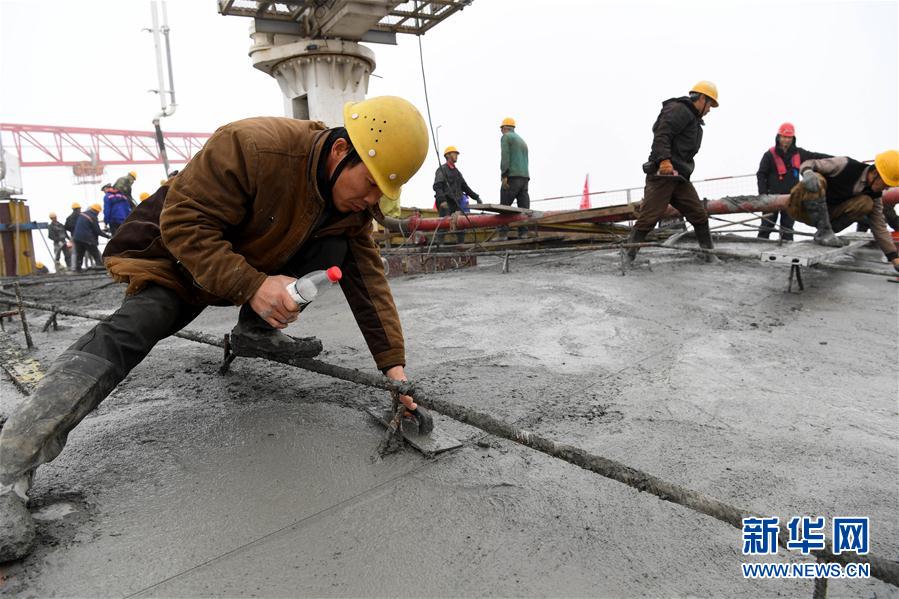 （经济）（4）商合杭铁路芜湖长江公铁大桥北主塔建成