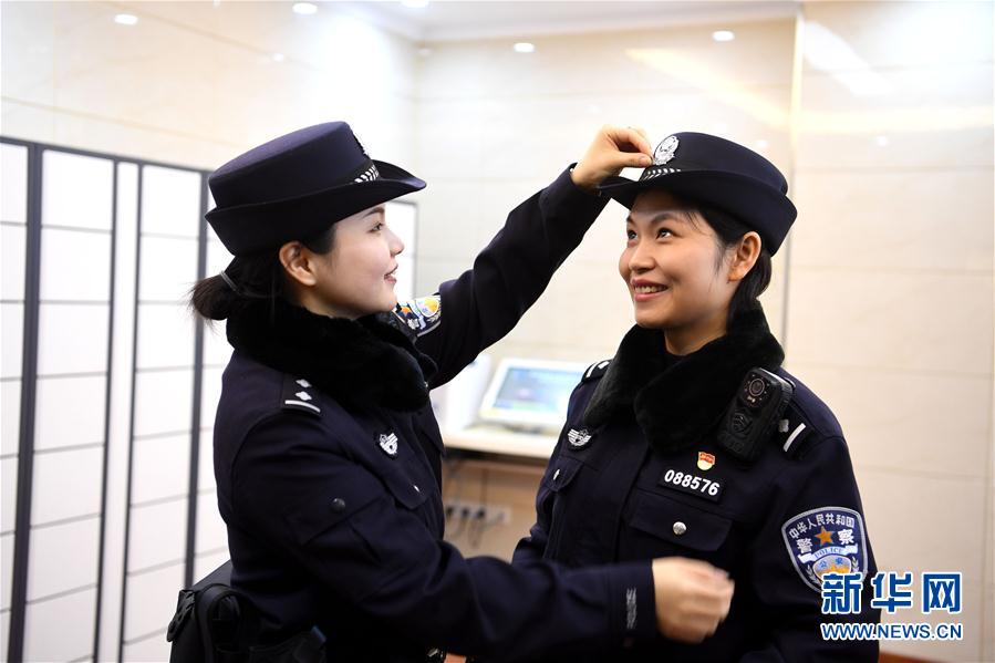 1月29日,合肥铁路公安处乘警支队女警谢肖鹏(左,周丹琳在整理